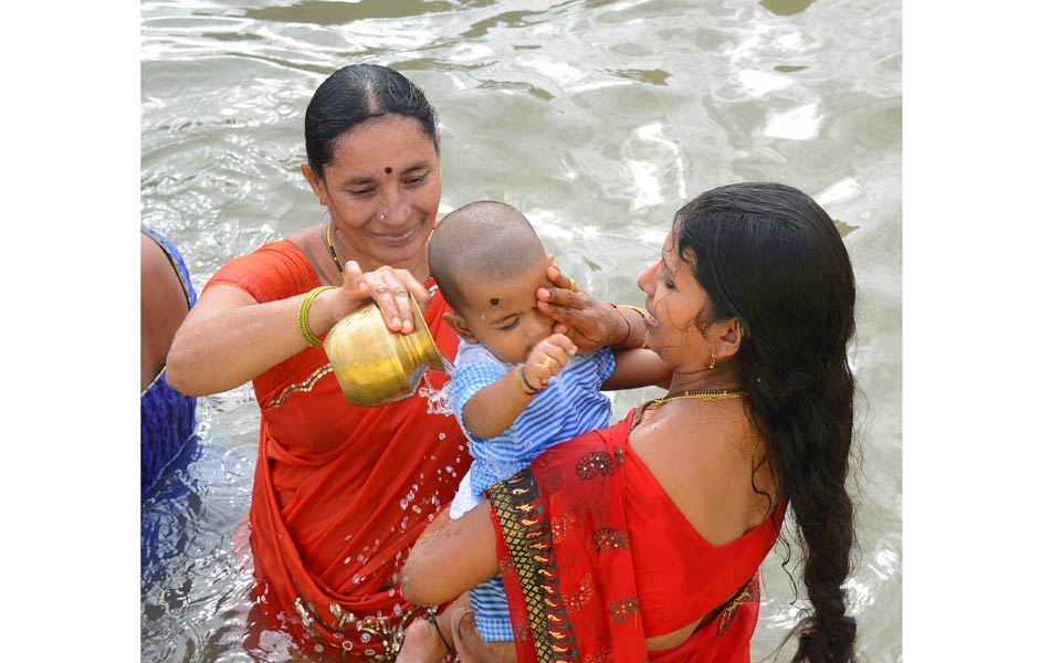 Holly bath of devotees4