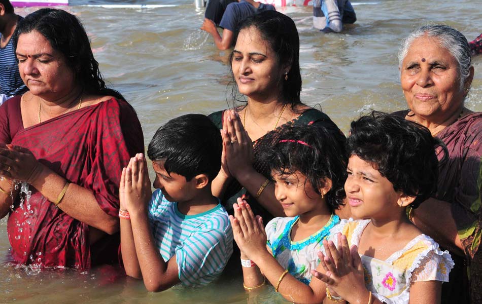 hubbub at puskara ghats2