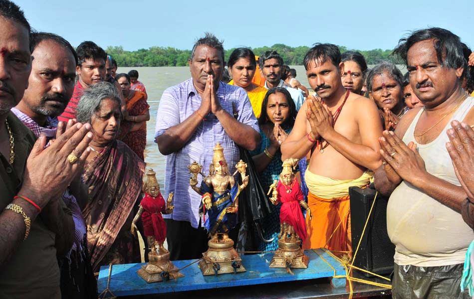 hubbub at puskara ghats3