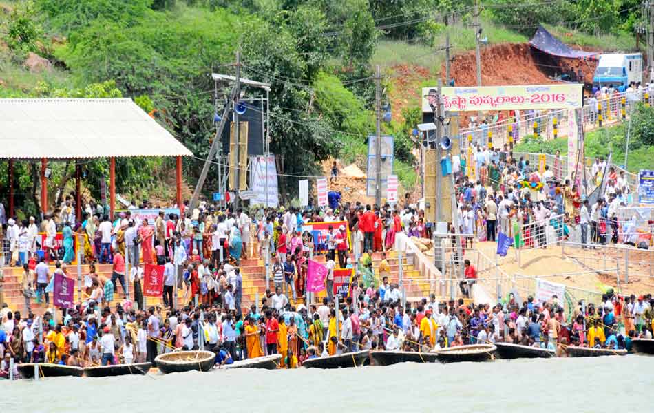 6th day continue rush at pushkara ghats - Sakshi2