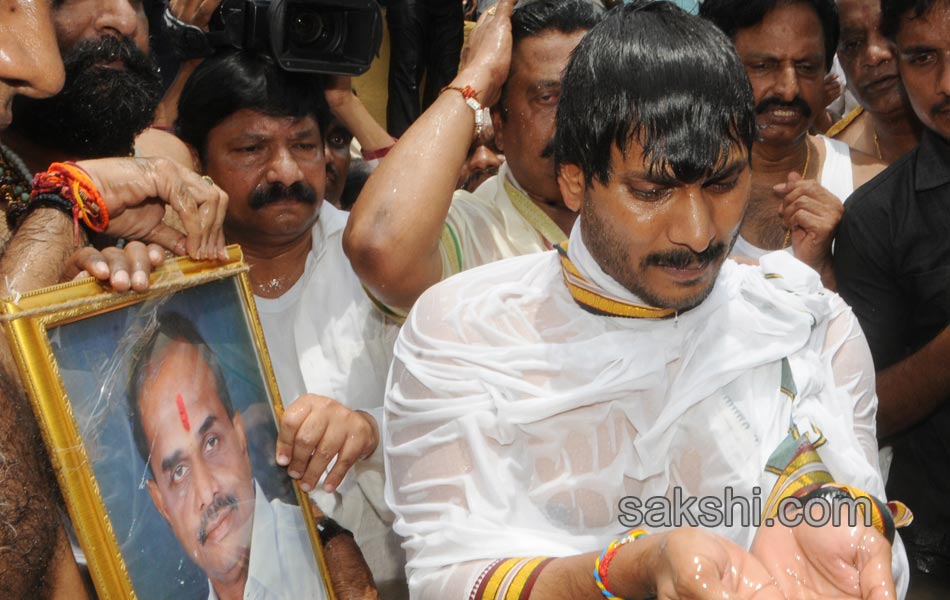 ys jagan mohan reddy in krishna pushkaralu - Sakshi1