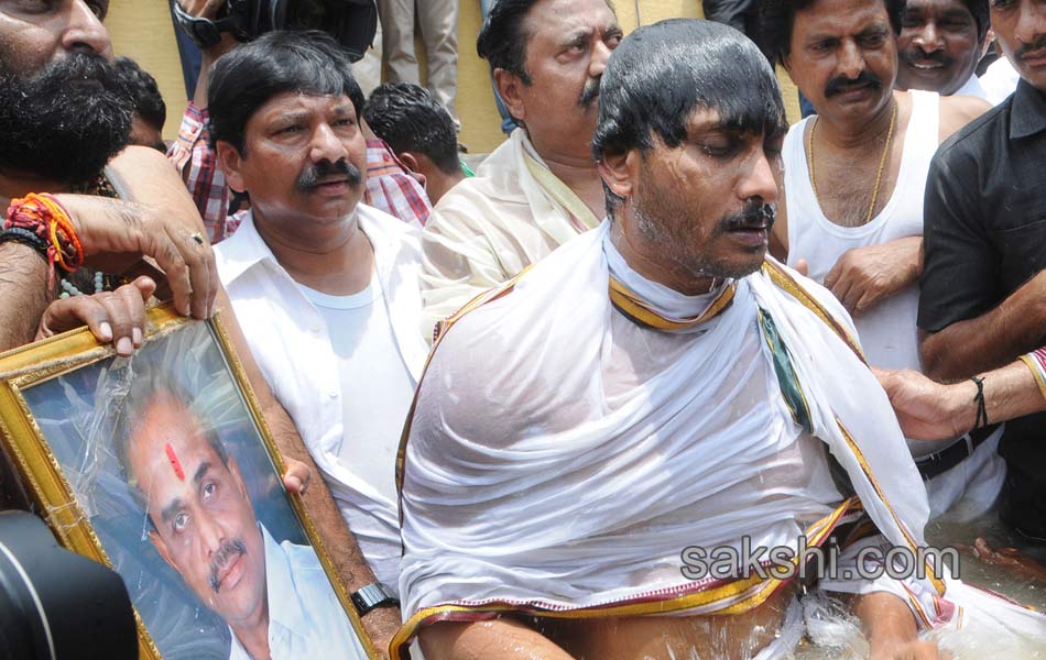 ys jagan mohan reddy in krishna pushkaralu - Sakshi4