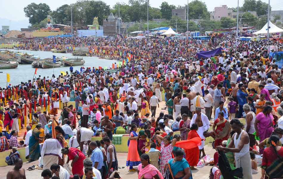 Devotee rush at Puskara ghats4