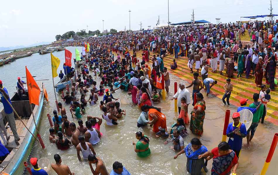 Devotee rush at Puskara ghats5