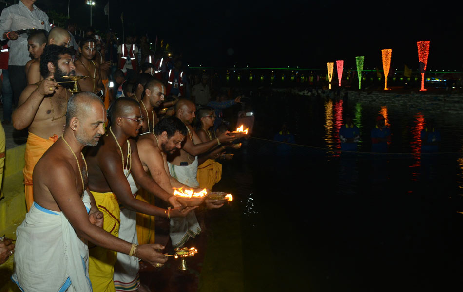 China jeeyar harathi to the Krishna river9