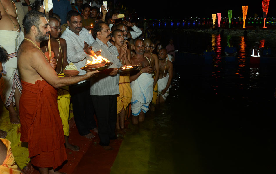 China jeeyar harathi to the Krishna river3