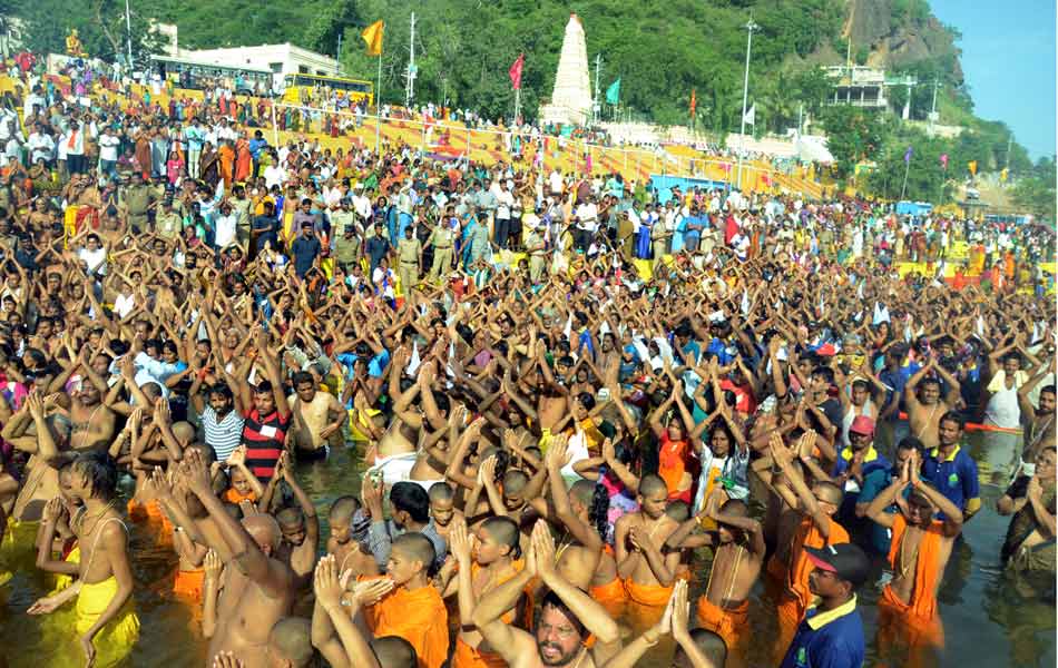 Devotees puskara baths at Seethanagaram ghats under super vision of China jeeyar swami1