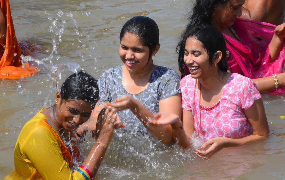 Devotees crowd at Puskara ghats5