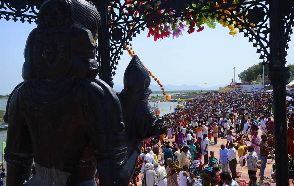 Devotees crowd at Puskara ghats7