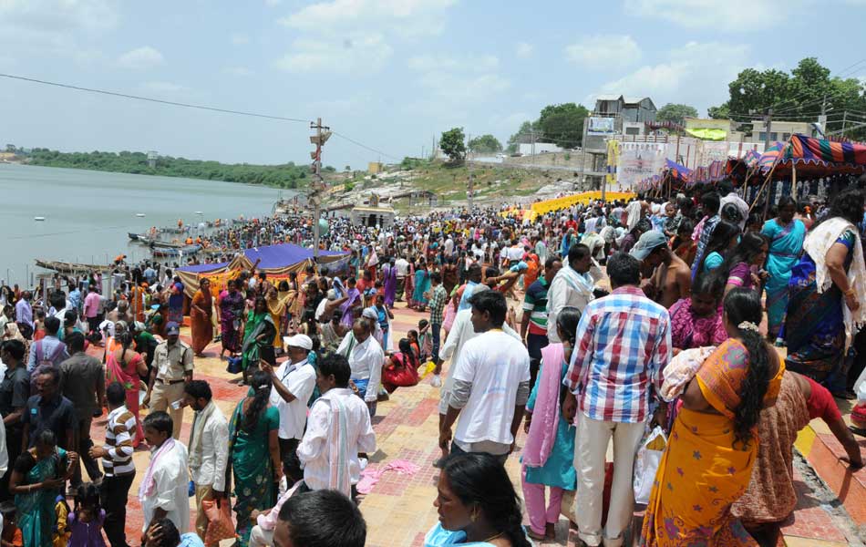 devotees rush to puskara ghat12