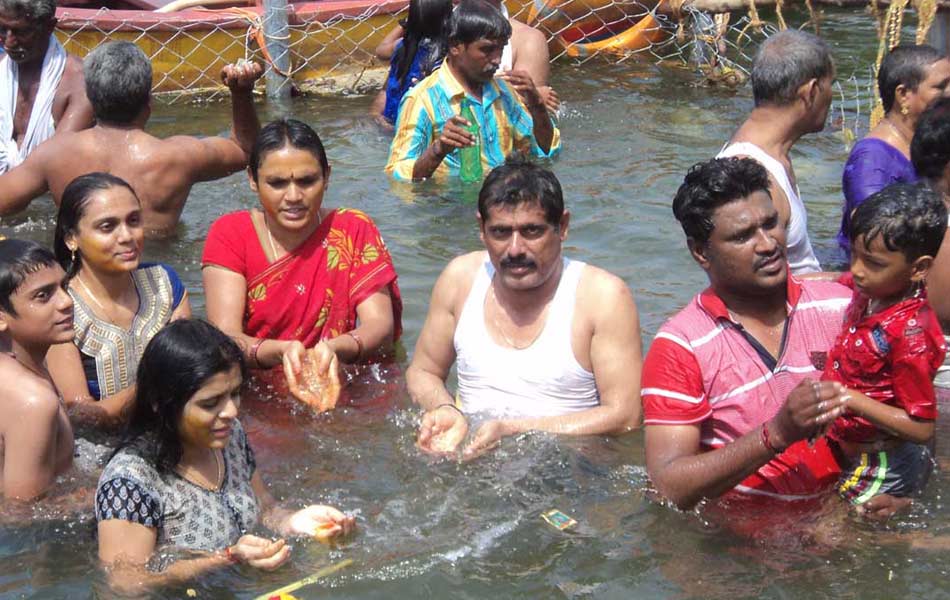 devotees rush to puskara ghat13