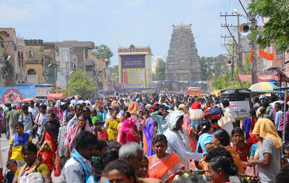 Devotees rush at puskara villages2