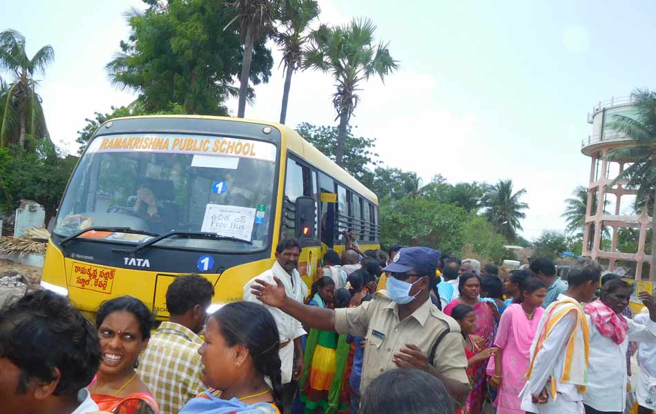 Devotees rush at puskara villages8