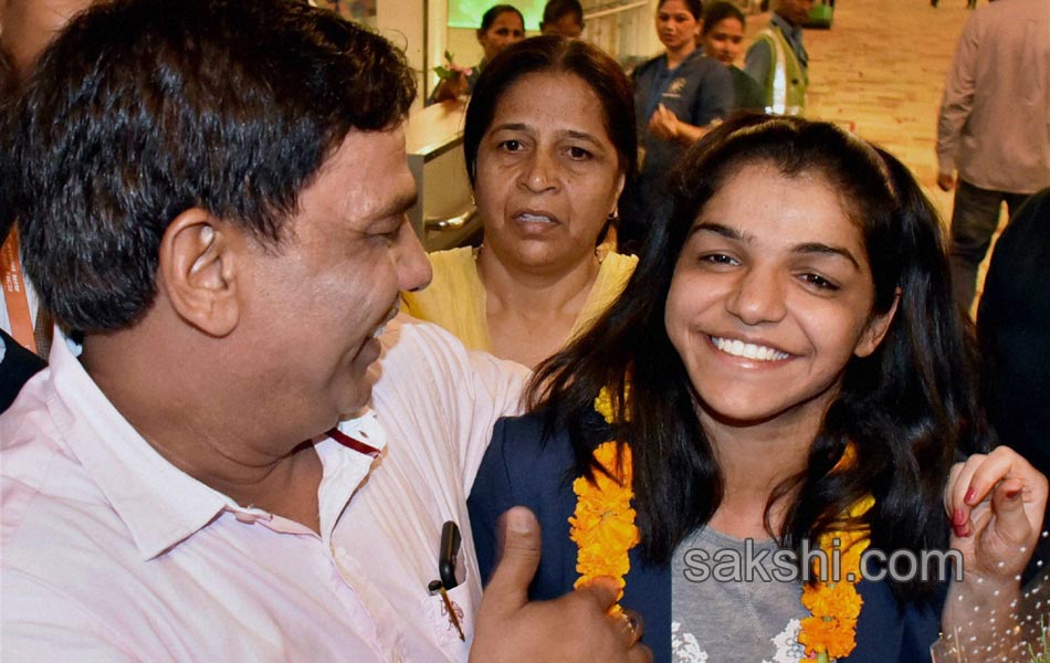 Sakshi Malik being greeted by her family members3