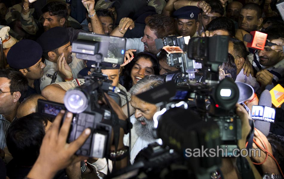 Sakshi Malik being greeted by her family members13