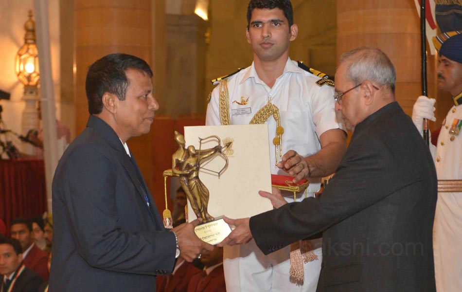 President Pranab Mukherjee confers PV Sindhu  Sakshi Malik  Dipa Karmakar Jitu Rai with Khel Ratna2