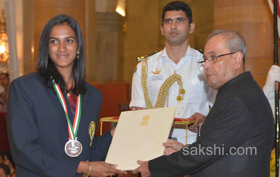 President Pranab Mukherjee confers PV Sindhu  Sakshi Malik  Dipa Karmakar Jitu Rai with Khel Ratna8