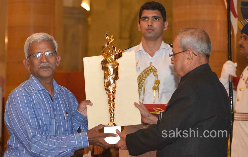 President Pranab Mukherjee confers PV Sindhu  Sakshi Malik  Dipa Karmakar Jitu Rai with Khel Ratna17