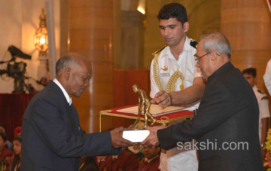 President Pranab Mukherjee confers PV Sindhu  Sakshi Malik  Dipa Karmakar Jitu Rai with Khel Ratna25