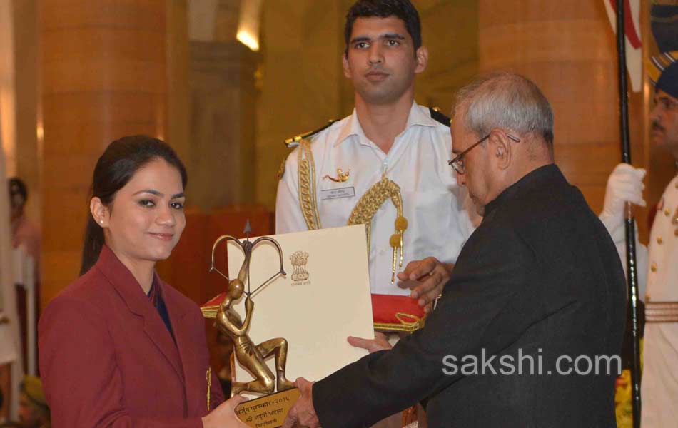 President Pranab Mukherjee confers PV Sindhu  Sakshi Malik  Dipa Karmakar Jitu Rai with Khel Ratna26