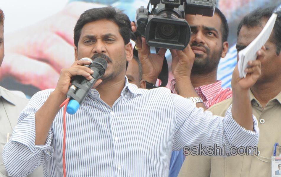 YS Jagan mohan reddy raithu maha dharna in YSR - Sakshi2