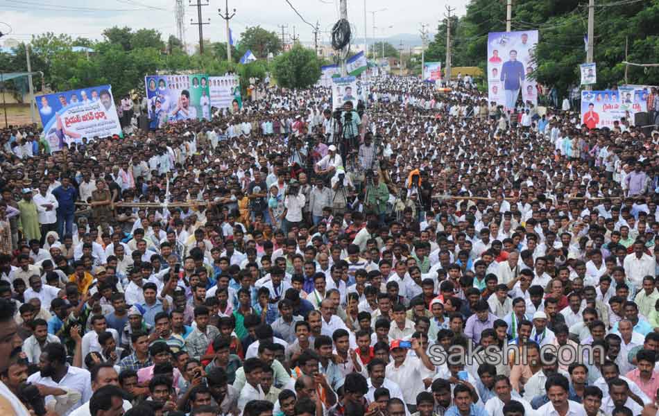 YS Jagan mohan reddy raithu maha dharna in YSR - Sakshi17