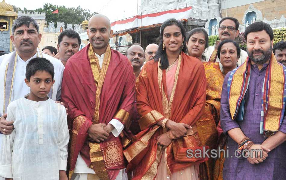 PV sindhu and gopichand visits tirumala4