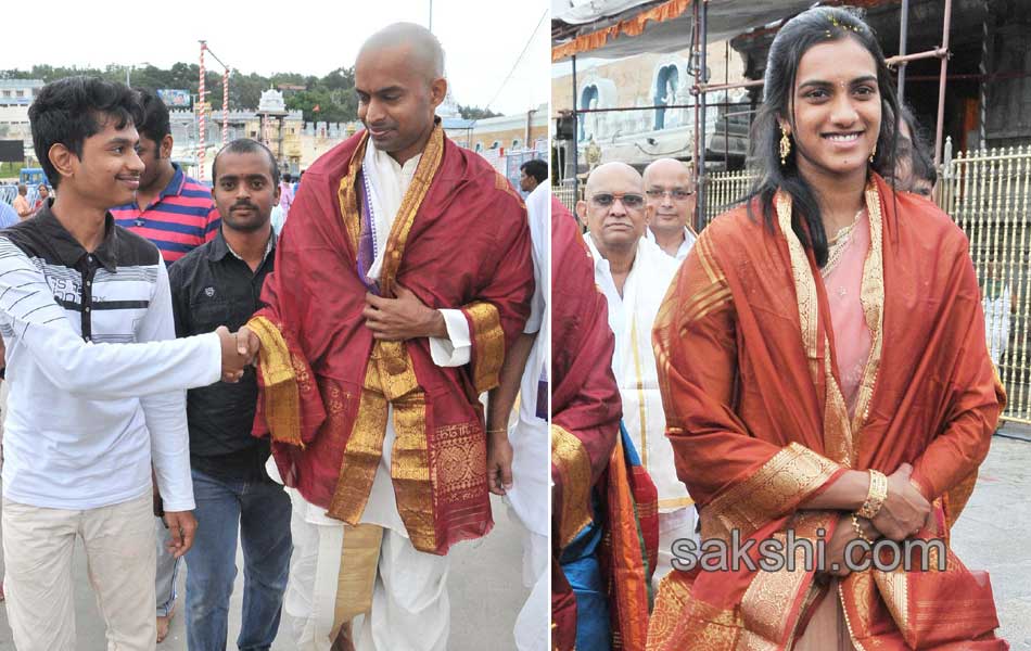 PV sindhu and gopichand visits tirumala12