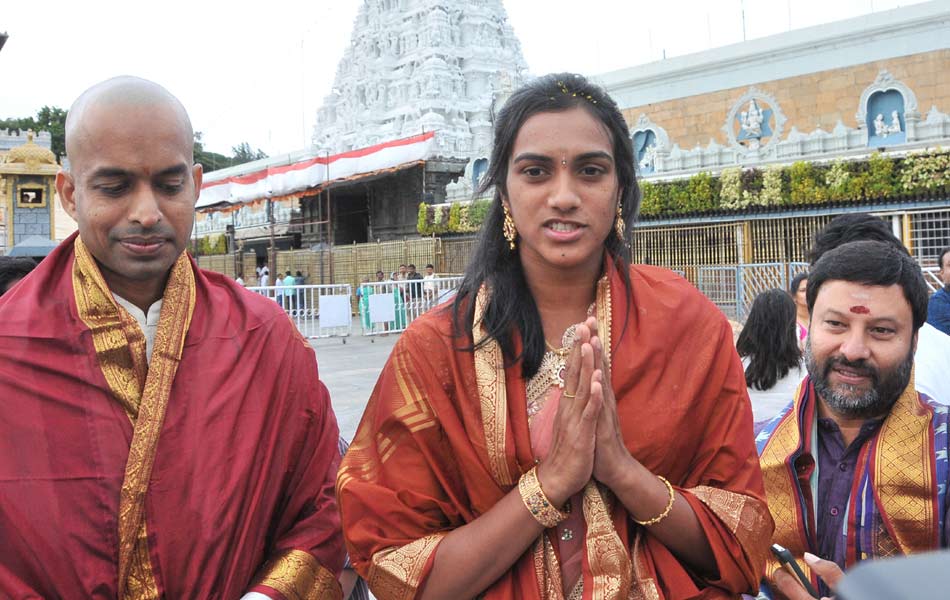 pv sindu at lord srinivasa darshan1