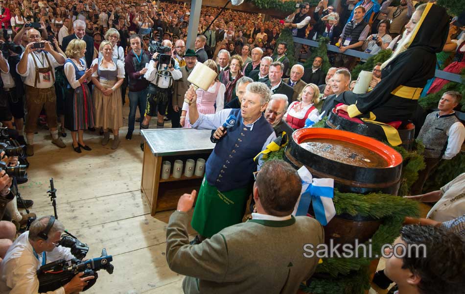 Visitors enjoys the Oktoberfest beer festival in Munich  Germany15