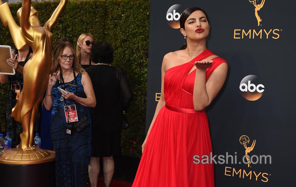 Priyanka chopra presents Emmy Awards7