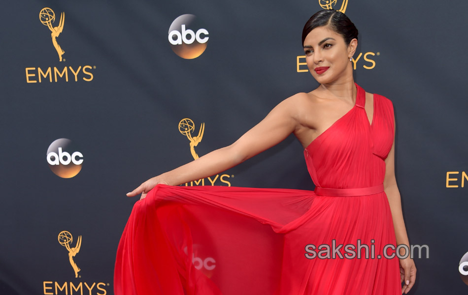 Priyanka chopra presents Emmy Awards10