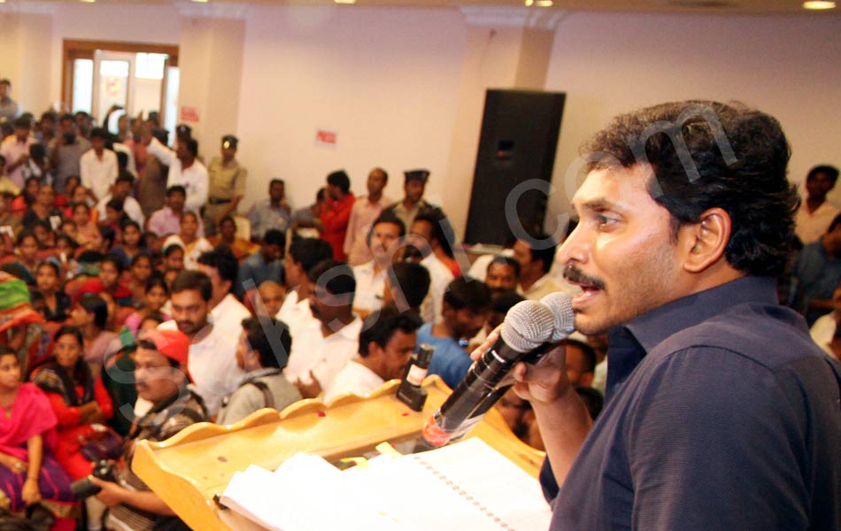 ys jagan mohan reddy yuva bheri in eluru - Sakshi12