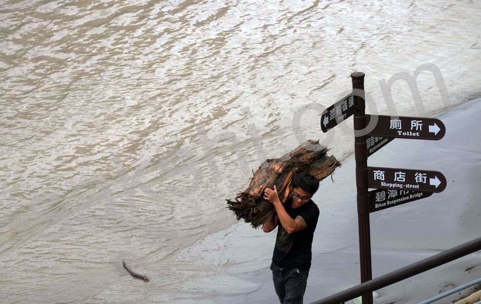 powerful typhoon chaba barrels toward japan16