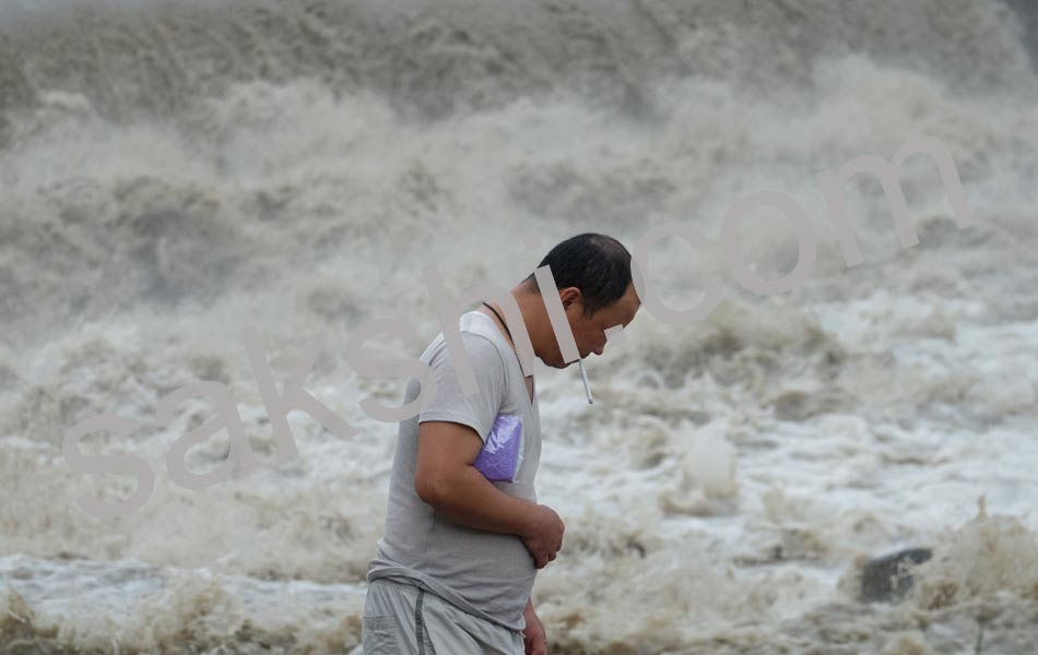 powerful typhoon chaba barrels toward japan19