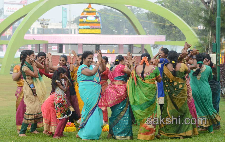 bathukamma festival in Hussain Sagar24