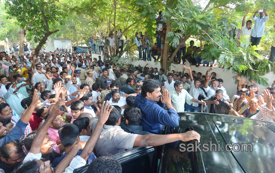 YS Jagan tour in Thunduru - Sakshi18