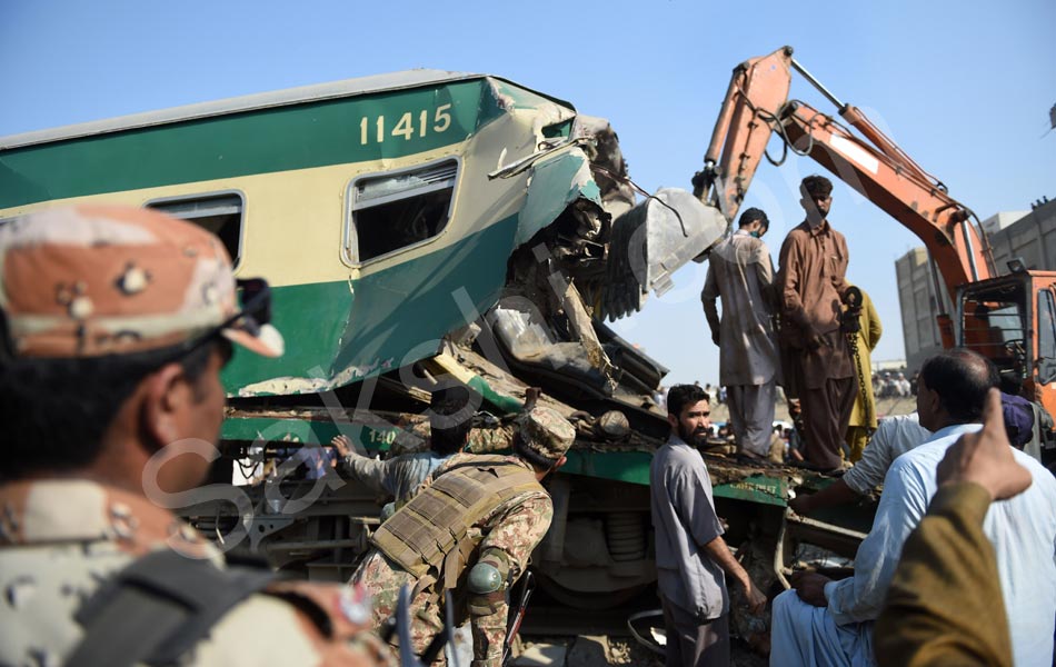 15 killed 40 injured as trains collide in pakistan9