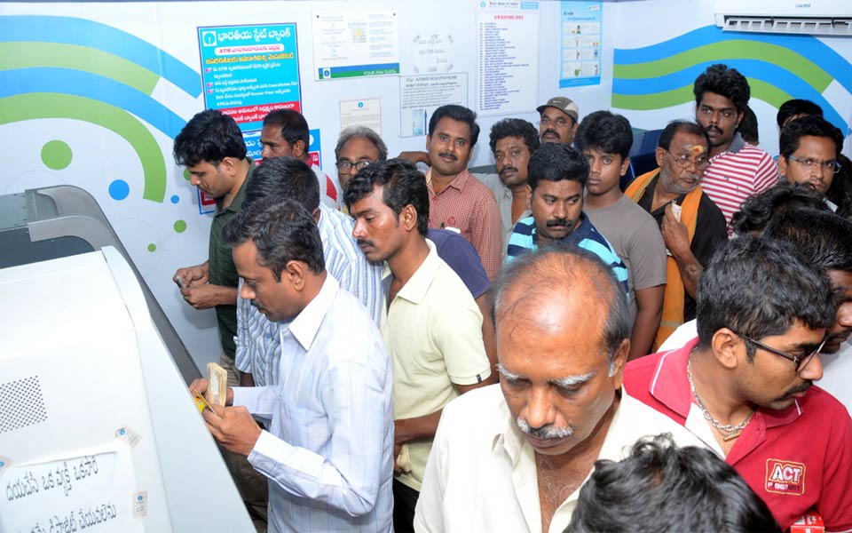 People throng at ATM centers - Sakshi7