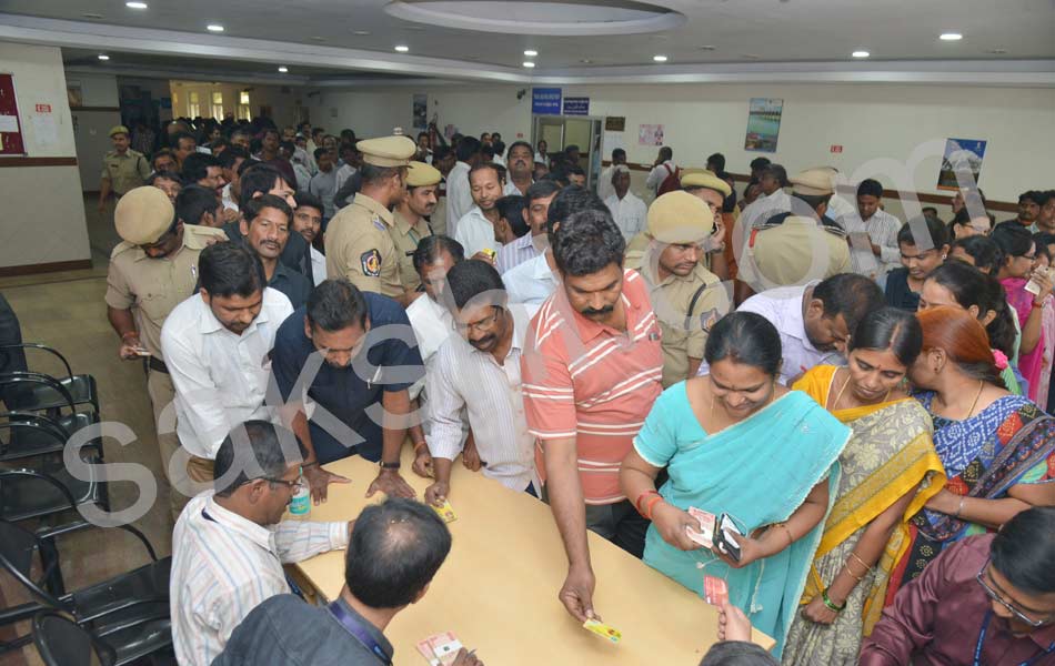 Long queues at banks no money in ATMs - Sakshi1