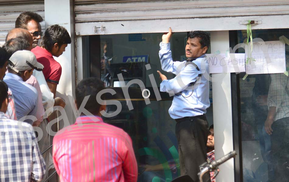 Long queues at banks no money in ATMs - Sakshi17