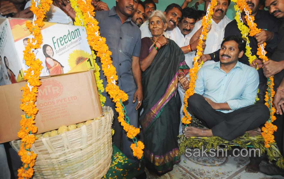 ys jaganmohan reddy visit dasthagiramma house - Sakshi10