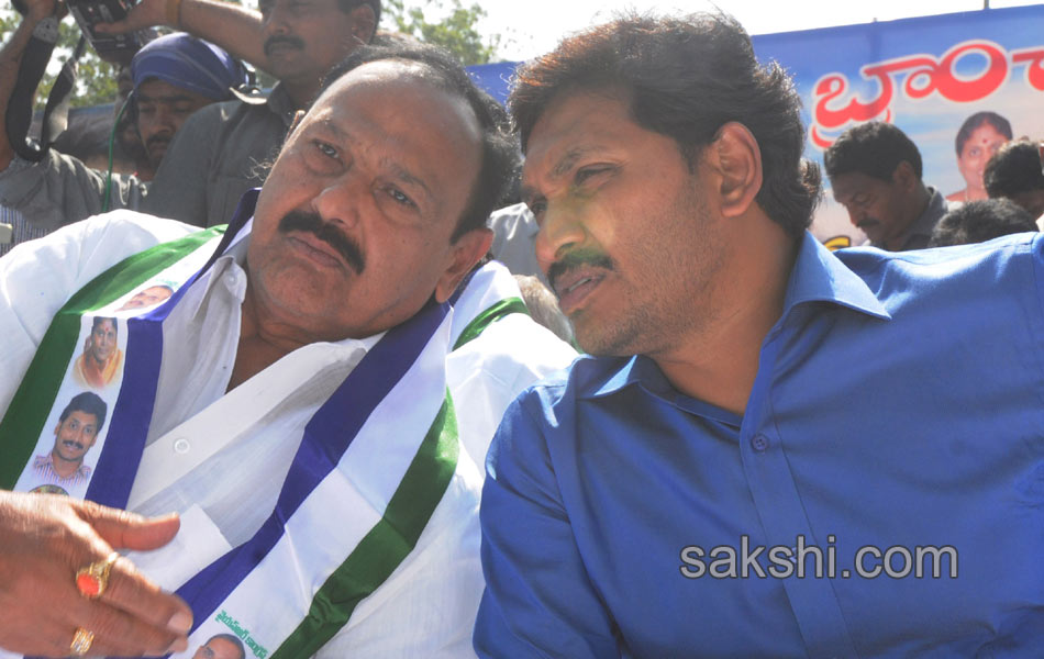 ys jagan maha dharna at pulivendula - Sakshi19