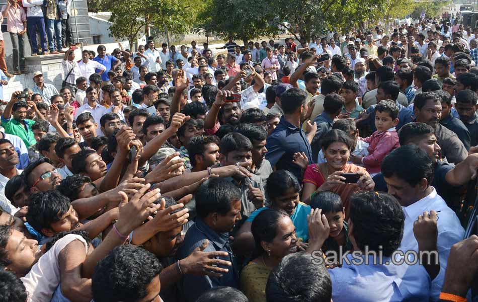 ys jagan mohan reddy raithu barosa yatra in kurnool - Sakshi10