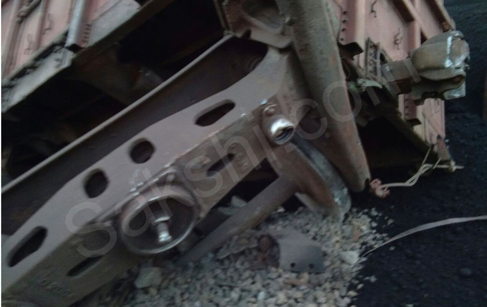 Goods Train derails at Wihirgaon station5