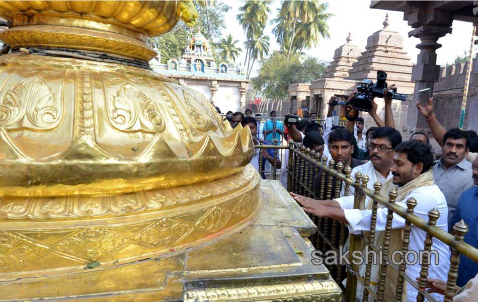 ys jagan in srisailam mallanna temple - Sakshi1