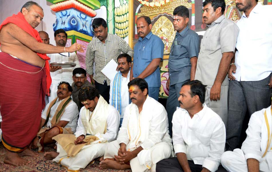 ys jagan in srisailam mallanna temple - Sakshi2