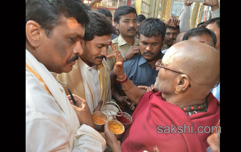 ys jagan in srisailam mallanna temple - Sakshi5