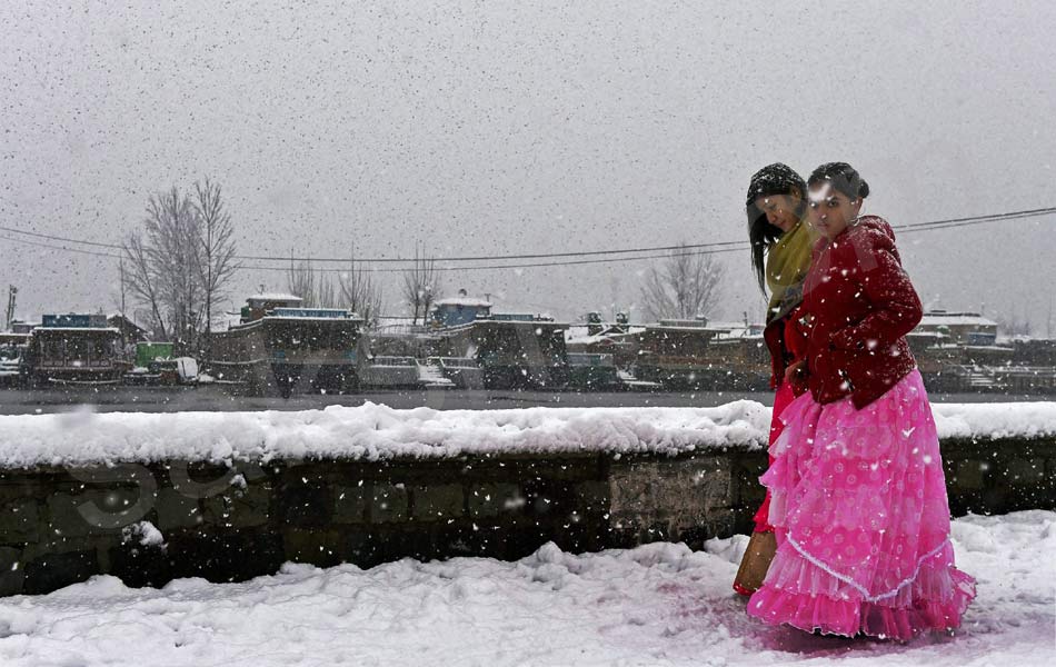 snowfall at North India attracts tourists1