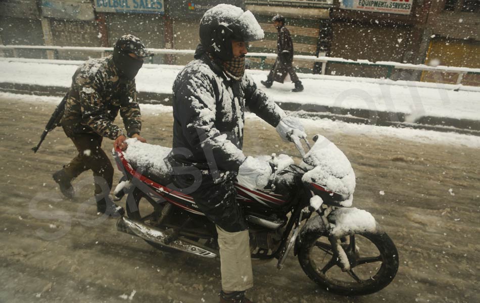 snowfall at North India attracts tourists16